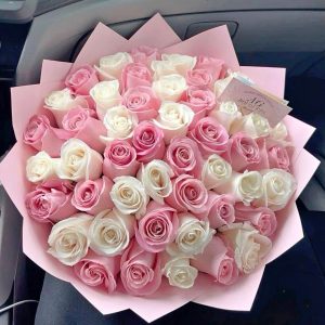 Arreglo de rosas rosadas y blancas