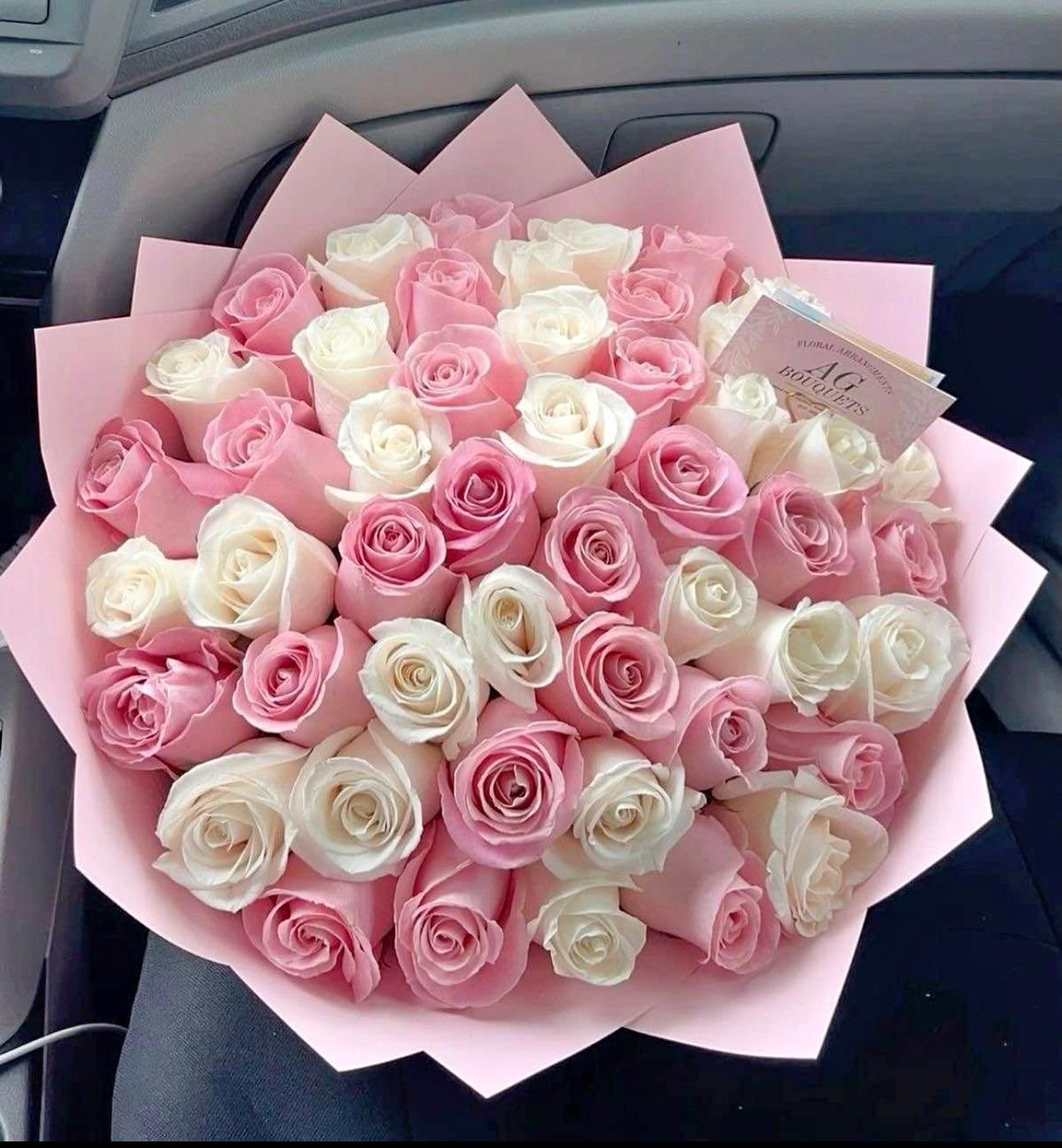 Arreglo de rosas rosadas y blancas