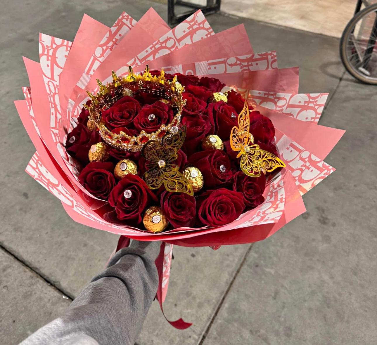 Personalizamos su arreglo con la frase que usted desee.